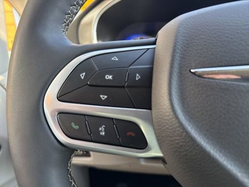 Used 2024 Chrysler Pacifica Touring-L image 12