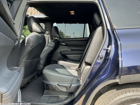 Used 2022 Toyota Highlander XSE FWD image 9