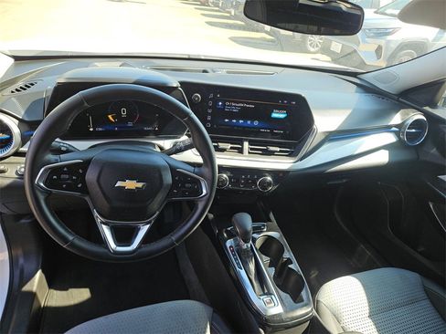 Used 2025 Chevrolet Trax LT w/ LT Convenience Package image 16