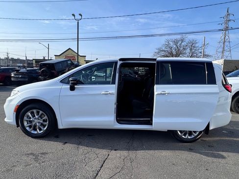 New 2026 Chrysler Pacifica Select AWD/4WD image 5