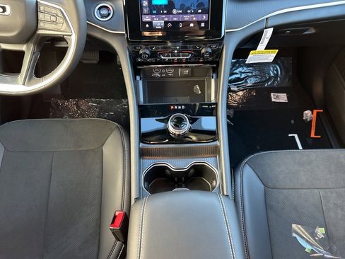 New 2025 Jeep Grand Cherokee image 13