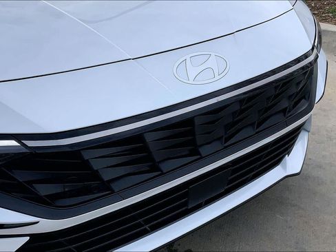 Certified 2025 Hyundai Elantra Limited image 31