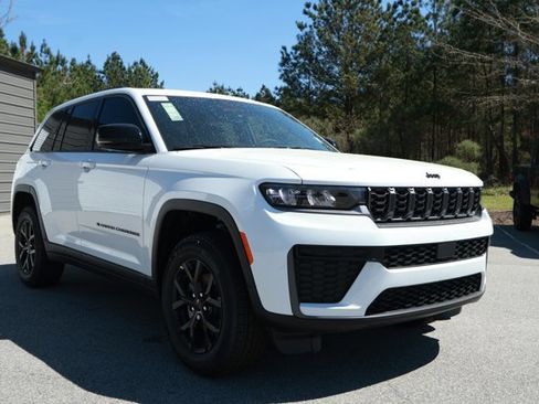 New 2026 Jeep Grand Cherokee Altitude image 3