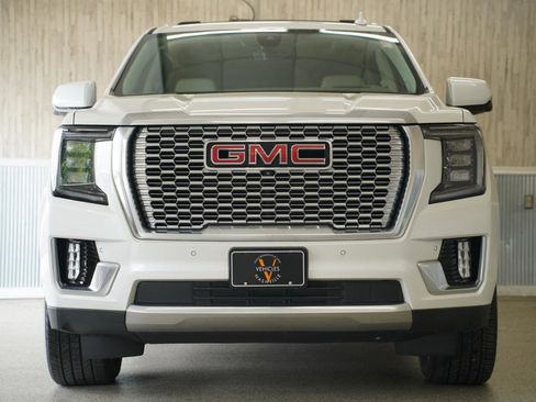 Used 2021 GMC Yukon XL Denali w/ Denali Premium Package AWD/4WD image 3