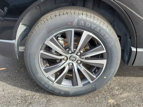 Used 2021 Toyota Venza LE image 37