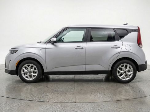 Used 2025 Kia Soul LX w/ LX Technology Package FWD image 5