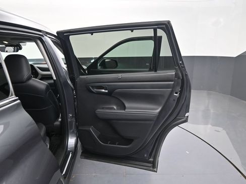 Used 2023 Toyota Highlander L AWD/4WD image 39