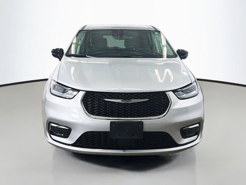 Used 2024 Chrysler Pacifica Touring-L FWD image 2