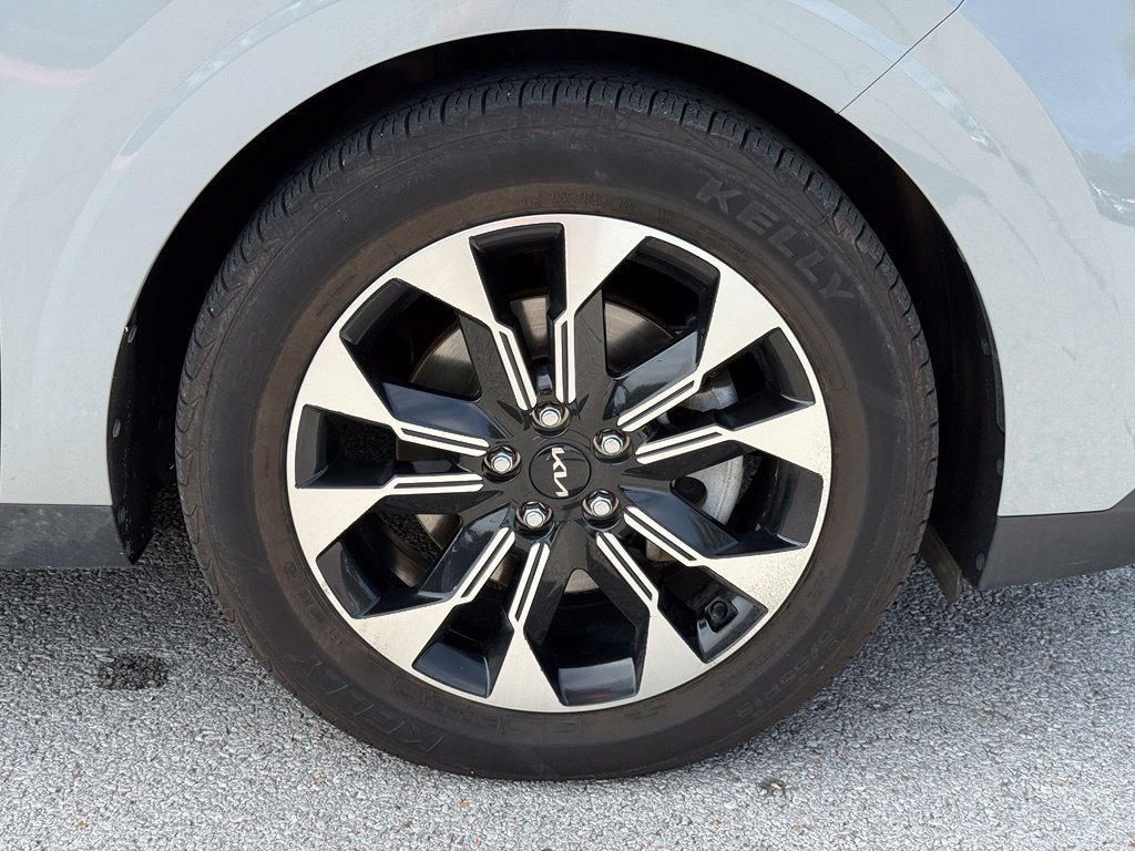 Used 2022 Kia Carnival EX FWD image 41