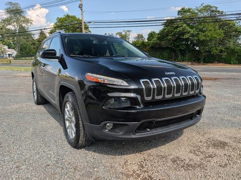 Used 2017 Jeep Cherokee Latitude w/ Cold Weather Group AWD/4WD image 3