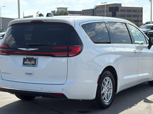 Used 2023 Chrysler Pacifica Touring-L FWD image 5