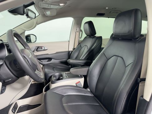 Used 2024 Chrysler Pacifica Touring-L image 4