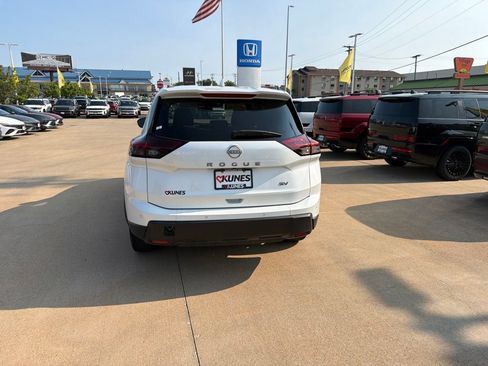 Used 2024 Nissan Rogue SV FWD image 8