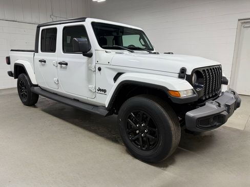 Used 2022 Jeep Gladiator Sport image 3