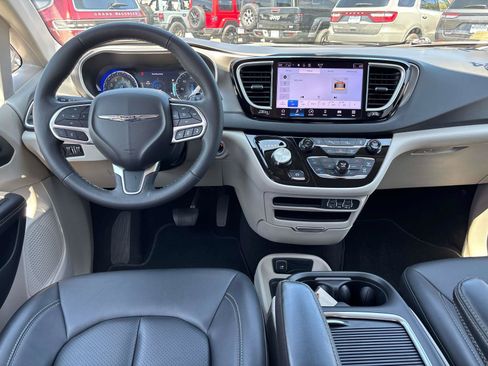 Certified 2024 Chrysler Pacifica Touring-L FWD image 12
