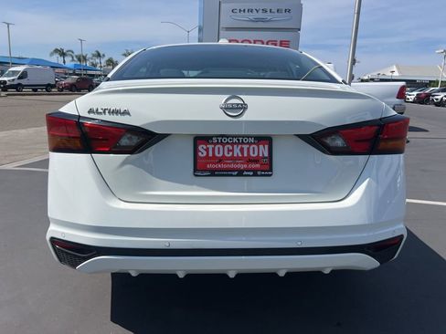 Used 2025 Nissan Altima 2.5 SV FWD image 11