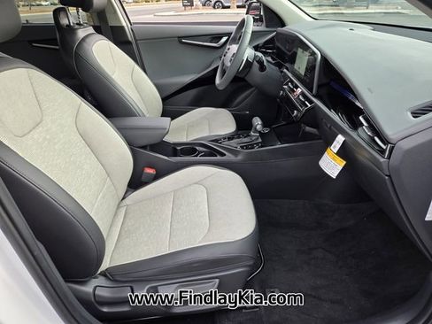 Certified 2025 Kia Niro SX image 21