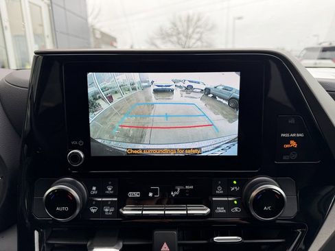 Used 2024 Toyota Highlander LE image 21