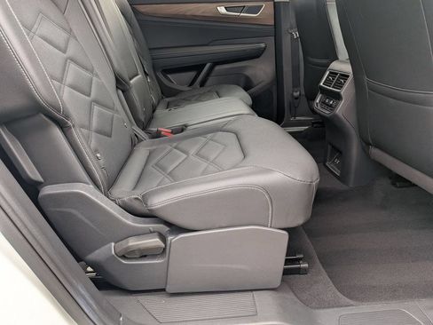 Used 2025 Volkswagen Atlas SE FWD image 25