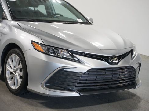 Used 2022 Toyota Camry LE image 4
