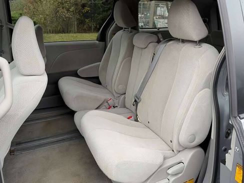 Used 2014 Toyota Sienna LE image 28