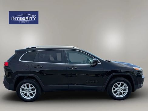 Used 2017 Jeep Cherokee Latitude AWD/4WD image 2