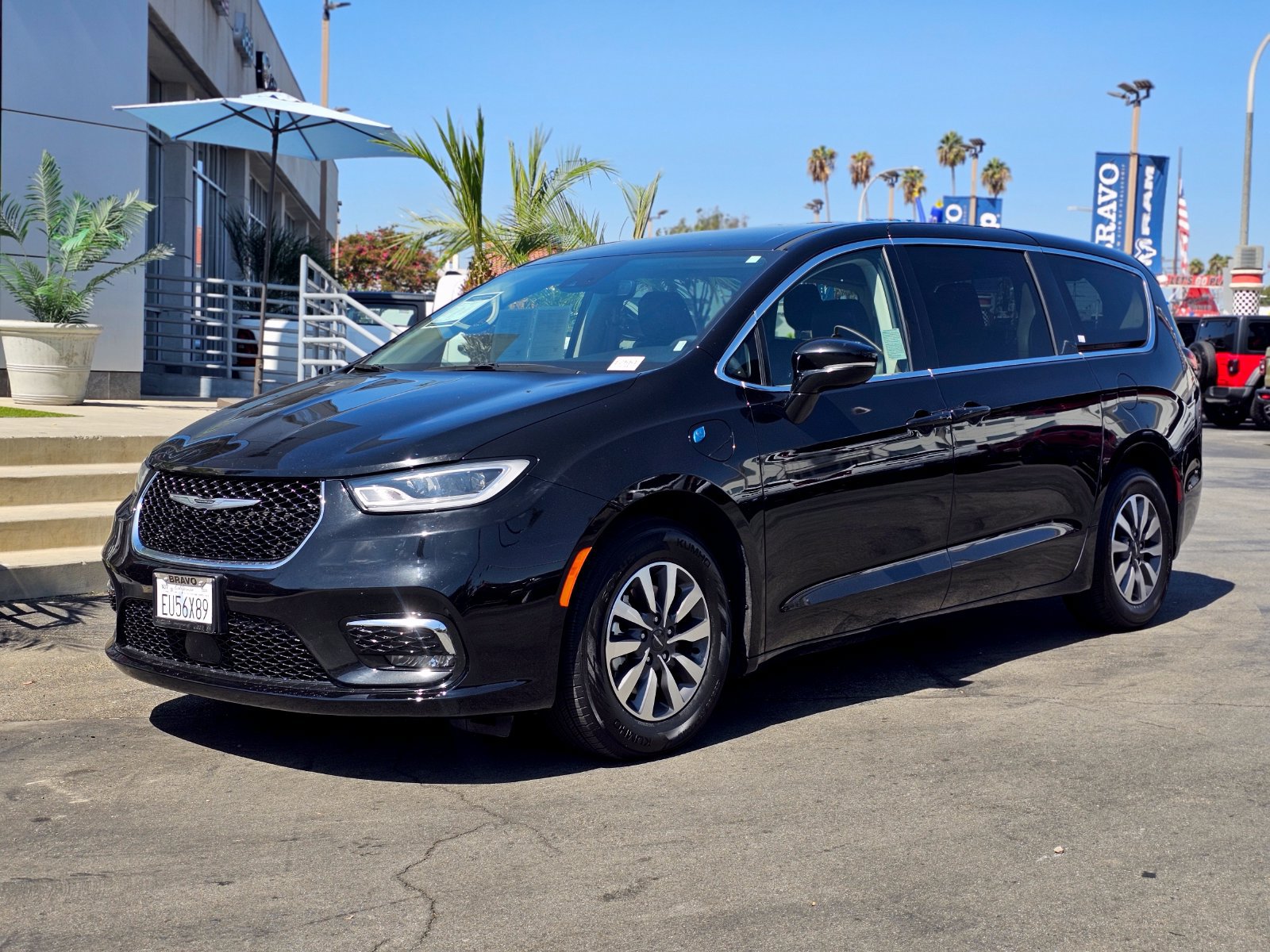 Used 2024 Chrysler Pacifica Limited FWD image 2