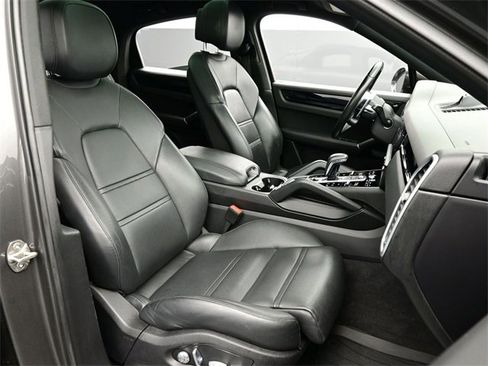 Used 2021 Porsche Cayenne Coupe w/ Premium Package image 21