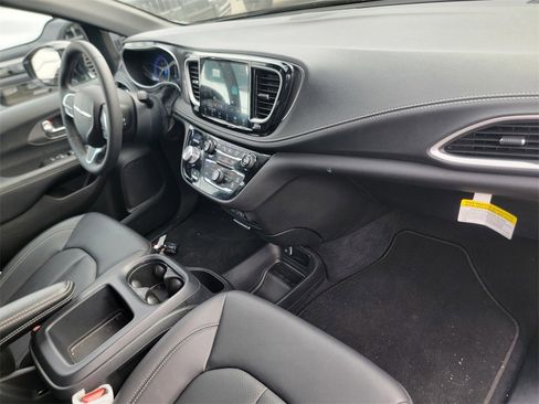 New 2025 Chrysler Pacifica Select w/ Fav Edition Package image 14