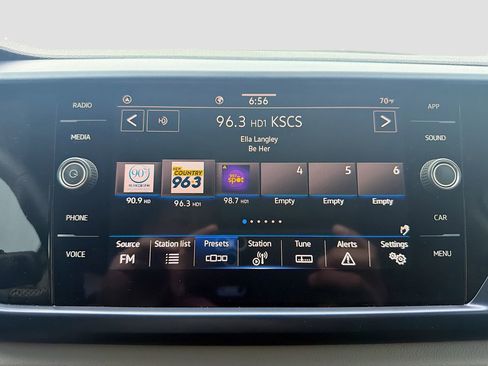 Used 2023 Volkswagen Taos SE w/ Panoramic Sunroof Package image 17