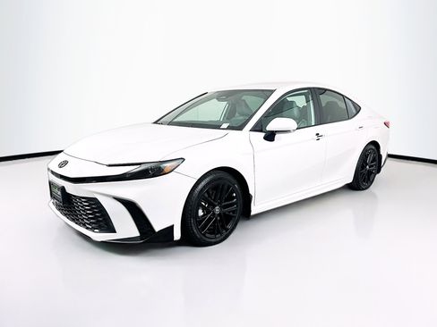 Used 2025 Toyota Camry SE FWD image 3
