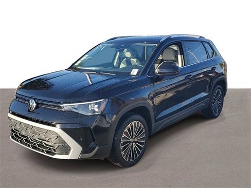 New 2026 Volkswagen Taos SE image 2