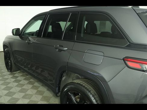 Used 2023 Jeep Grand Cherokee Limited w/ Black Appearance Package AWD/4WD image 19