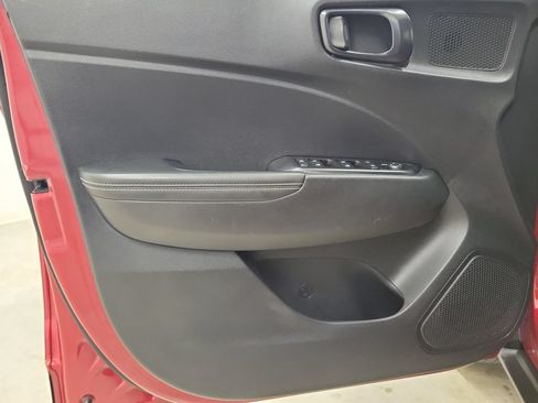 Used 2025 Hyundai Venue Limited FWD image 19