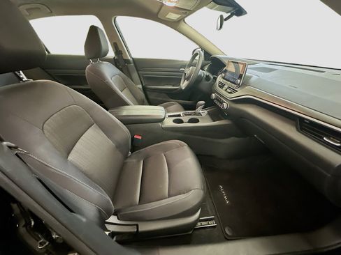 Used 2025 Nissan Altima 2.5 SV FWD image 31