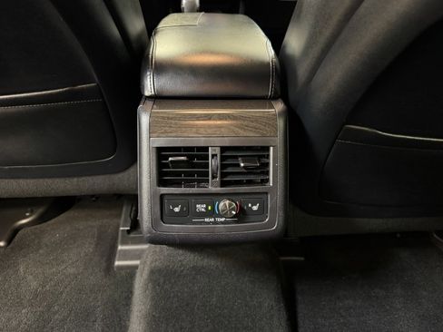 Used 2016 Toyota Avalon Limited image 17