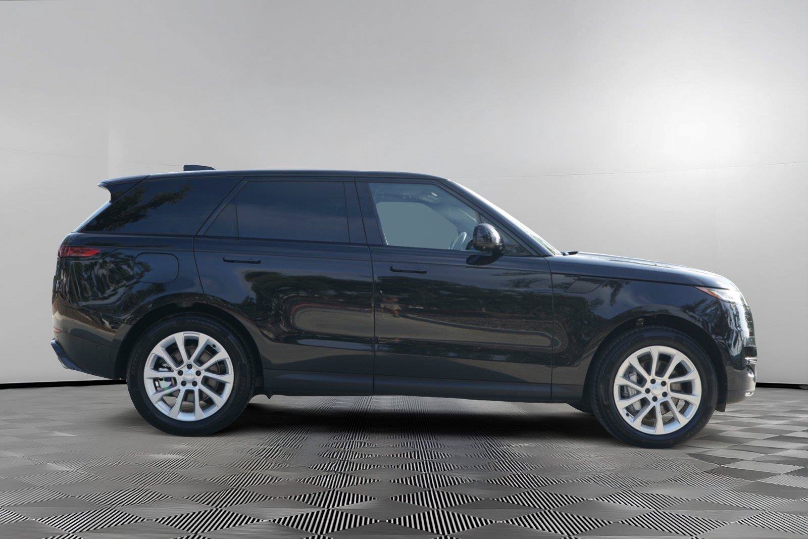 Used 2025 Land Rover Range Rover Sport SE AWD/4WD image 4