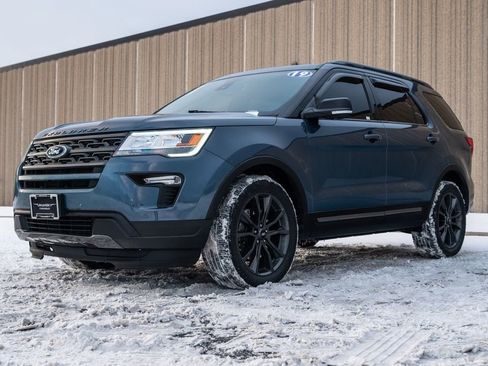 Used 2019 Ford Explorer XLT w/ XLT Sport Appearance Package image 4