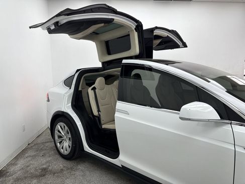 Used 2018 Tesla Model X 75D image 50