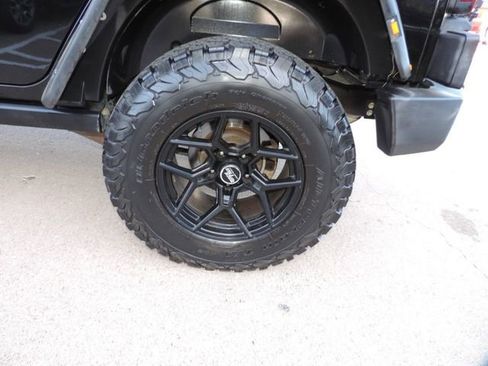 Used 2018 Jeep Wrangler Unlimited Rubicon w/ Connectivity Group image 16