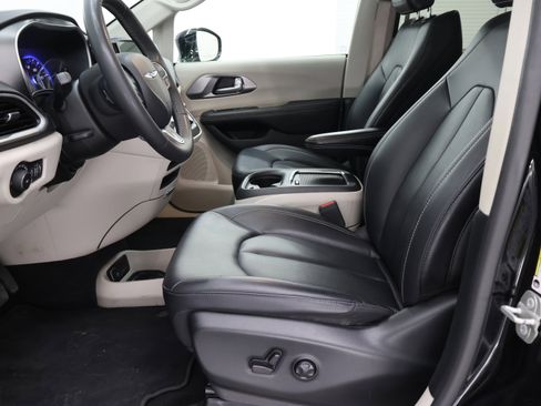Used 2024 Chrysler Pacifica Touring-L image 8
