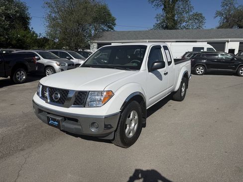Used 2008 Nissan Frontier SE w/ SE Value Truck Pkg AWD/4WD image 2