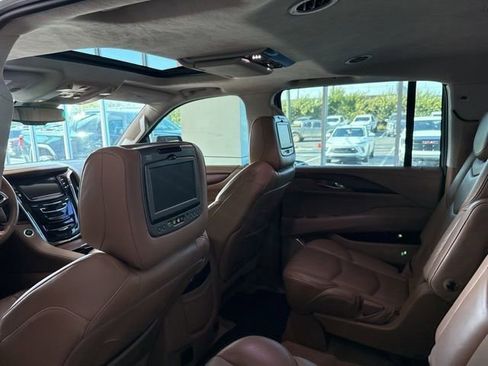 Used 2016 Cadillac Escalade ESV Platinum RWD image 5