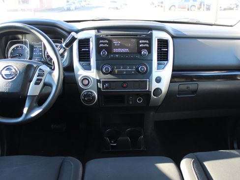 Used 2017 Nissan Titan SV image 11
