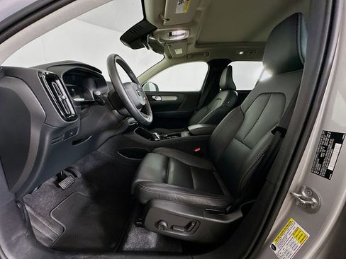 Used 2025 Volvo XC40 B5 Plus image 13