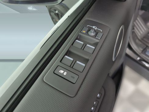 Certified 2025 Land Rover Discovery Dynamic SE image 11