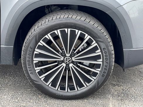 Used 2025 Volkswagen Taos SE image 10