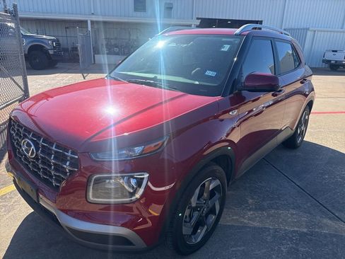 Used 2024 Hyundai Venue Limited image 3
