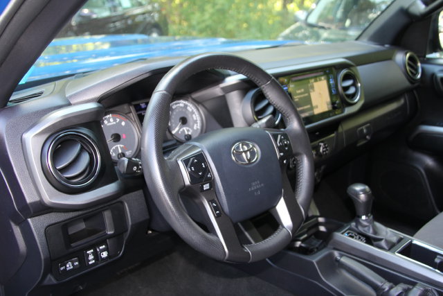 Used 2017 Toyota Tacoma TRD Sport w/ Tow Package (A/T) AWD/4WD image 19