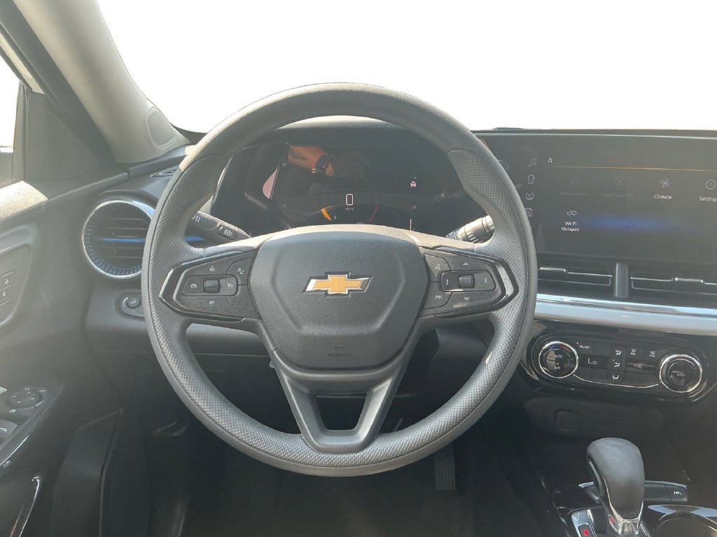 Used 2025 Chevrolet Trax LT FWD image 18